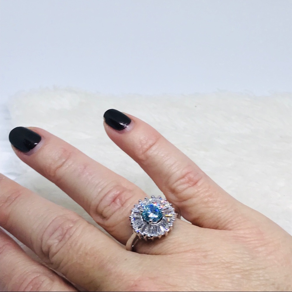 Avon Fabulous CZ Ring - Picture 3 of 3